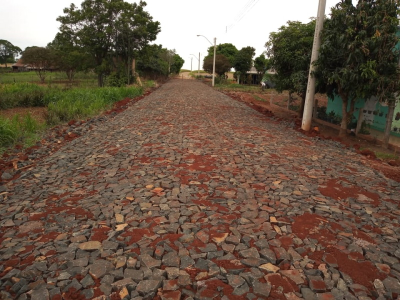 ANDAMENTO DAS OBRAS DE CALÇAMENTO NA VILA DE SANTO ANTONIO DO INHACORA E NA CIDADE